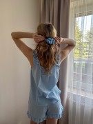 Piżama damska błękitna Flavia muślinowa – widok z tyłu na falbanki przy spodenkach
