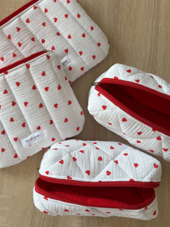 czerwone serduszka kosmetyczka plaska muslin biała