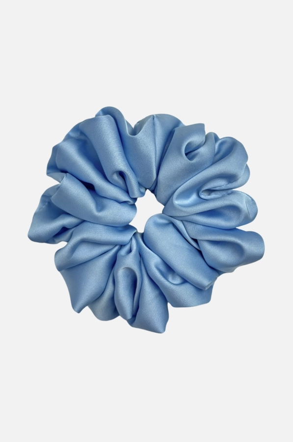 Błękitna satynowa gumka do włosów typu scrunchie