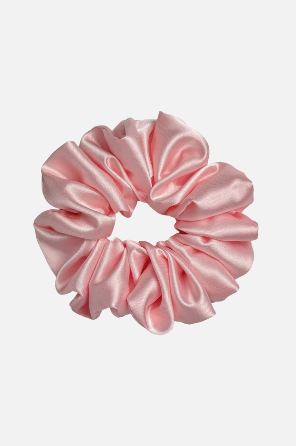 Jasnoróżowa satynowa gumka do włosów scrunchie
