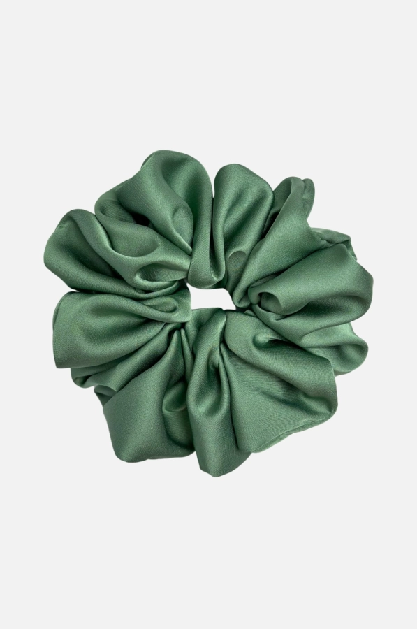 Szałwiowa satynowa gumka do włosów scrunchie zielona