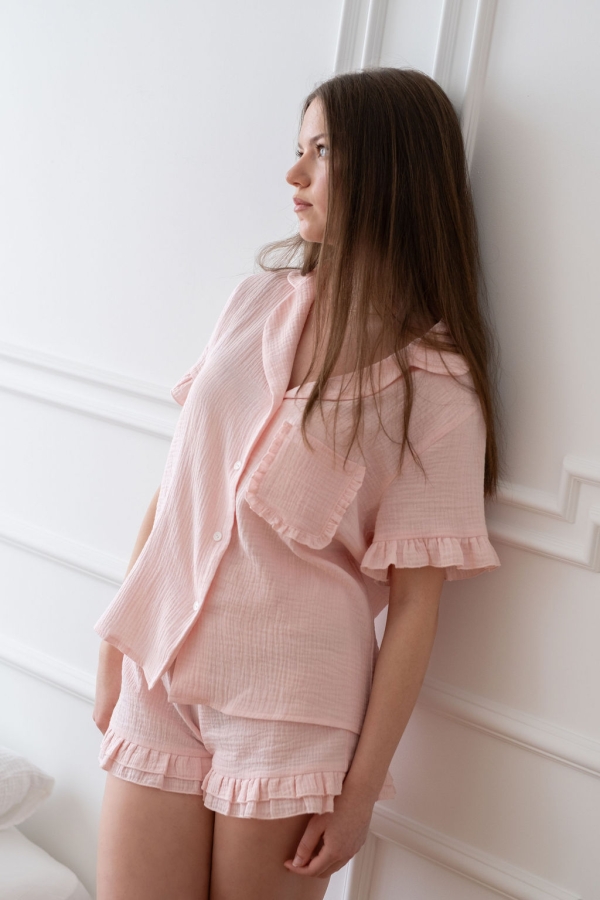 Krótka piżama Grace różowa muślinowa na modelce