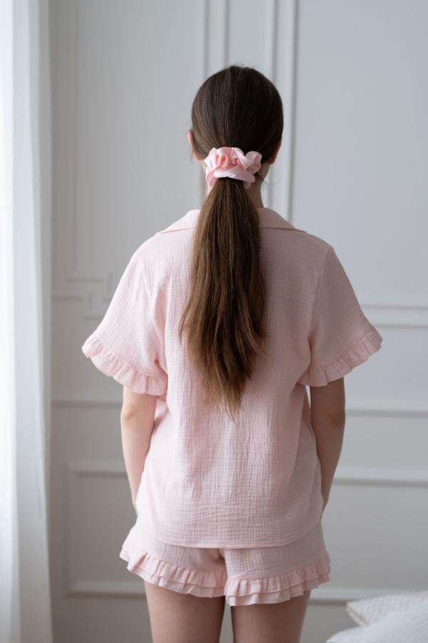 Jasnoróżowa satynowa gumka do włosów scrunchie na modelce