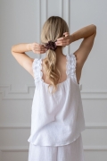 Czekoladowa satynowa gumka do włosów scrunchie brązowa na modelce