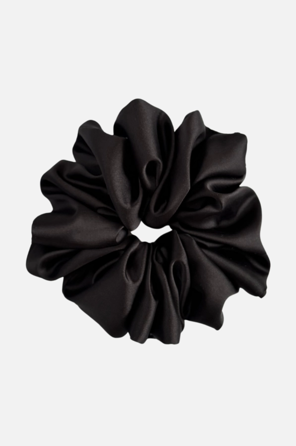 Czarna satynowa gumka do włosów scrunchie