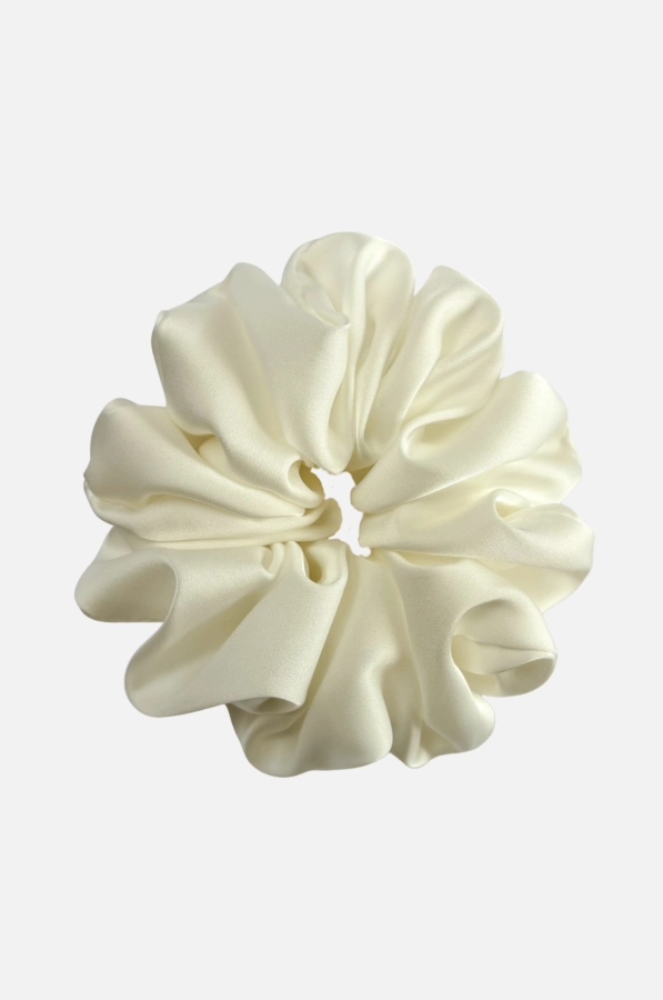 Kremowa ecru satynowa gumka do włosów scrunchie