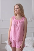 Krótka piżama bawełniana muślinowa różowa Flavia na modelce