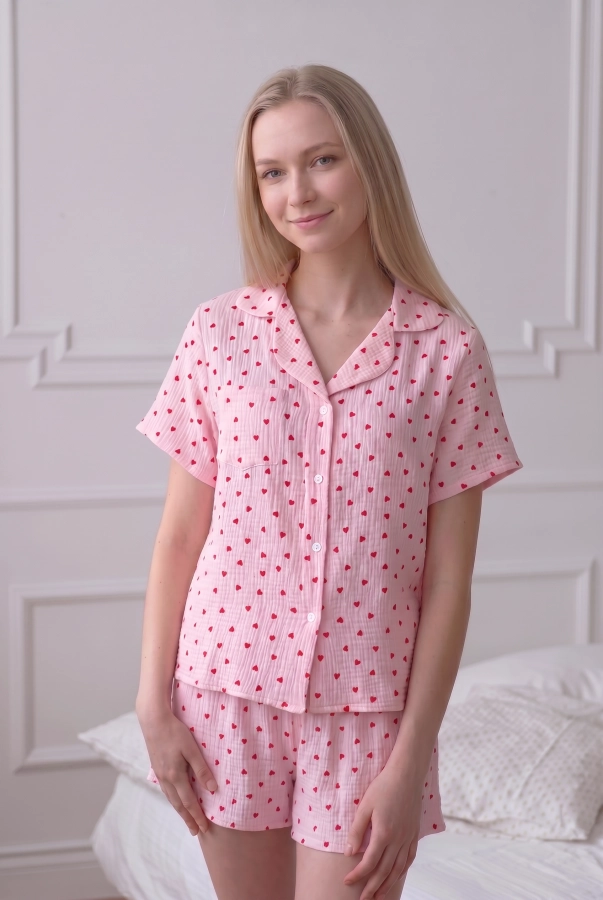 Krótka piżama Mila z muślinu w serduszka na modelce