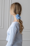 błękitna scrunchie z satyny prezentowana na modelce