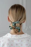 zielona scrunchie z satyny prezentowana na modelce