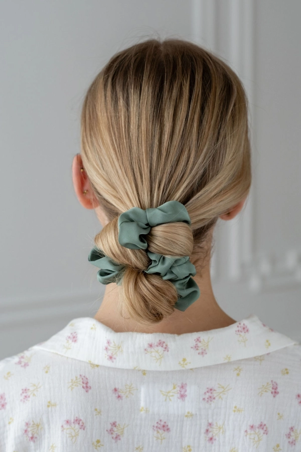 zielona scrunchie z satyny prezentowana na modelce