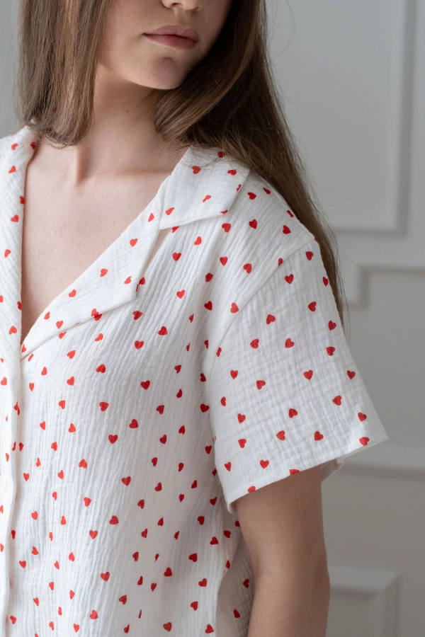Krótka piżama Sweet Heart Short biała w serca prezentowana na modelce