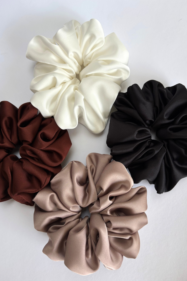 Komplet czterech eleganckich gumek do włosów typu scrunchie w neutralnych odcieniach