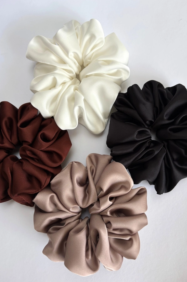 Komplet czterech eleganckich gumek do włosów typu scrunchie w neutralnych odcieniach