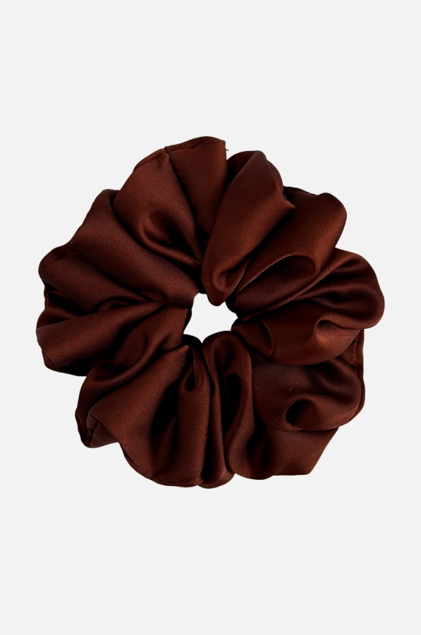 Satynowa gumka do włosów scrunchie w kolorze ciepłego brązu