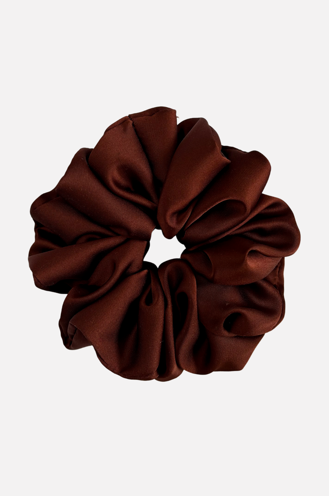 Satynowa gumka do włosów scrunchie w kolorze ciepłego brązu
